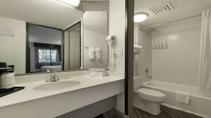 Suite, 1 King Bed, Non Smoking, Pool View | Bathroom | Free toiletries, hair dryer, towels - Howard Johnson by Wyndham Sacramento Downtown (Sacramento)