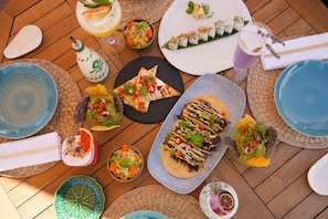 Variedad de platos y bebidas sobre una mesa de madera.