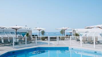 Piscine extérieure, parasols de plage, chaises longues