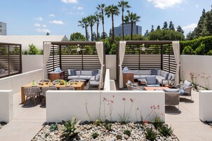 室外游泳池，07:00 至 22:00 开放，收费帐篷屋，池畔遮阳伞