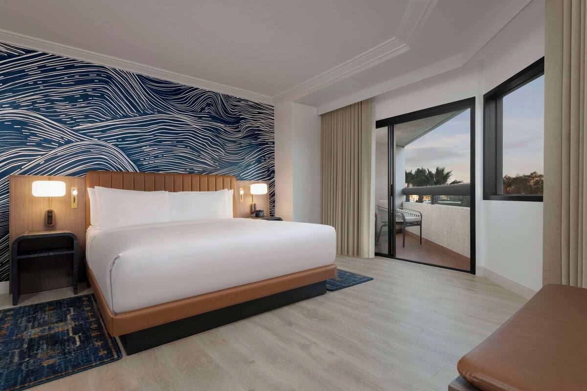 Room, 1 King Bed, Balcony, Corner