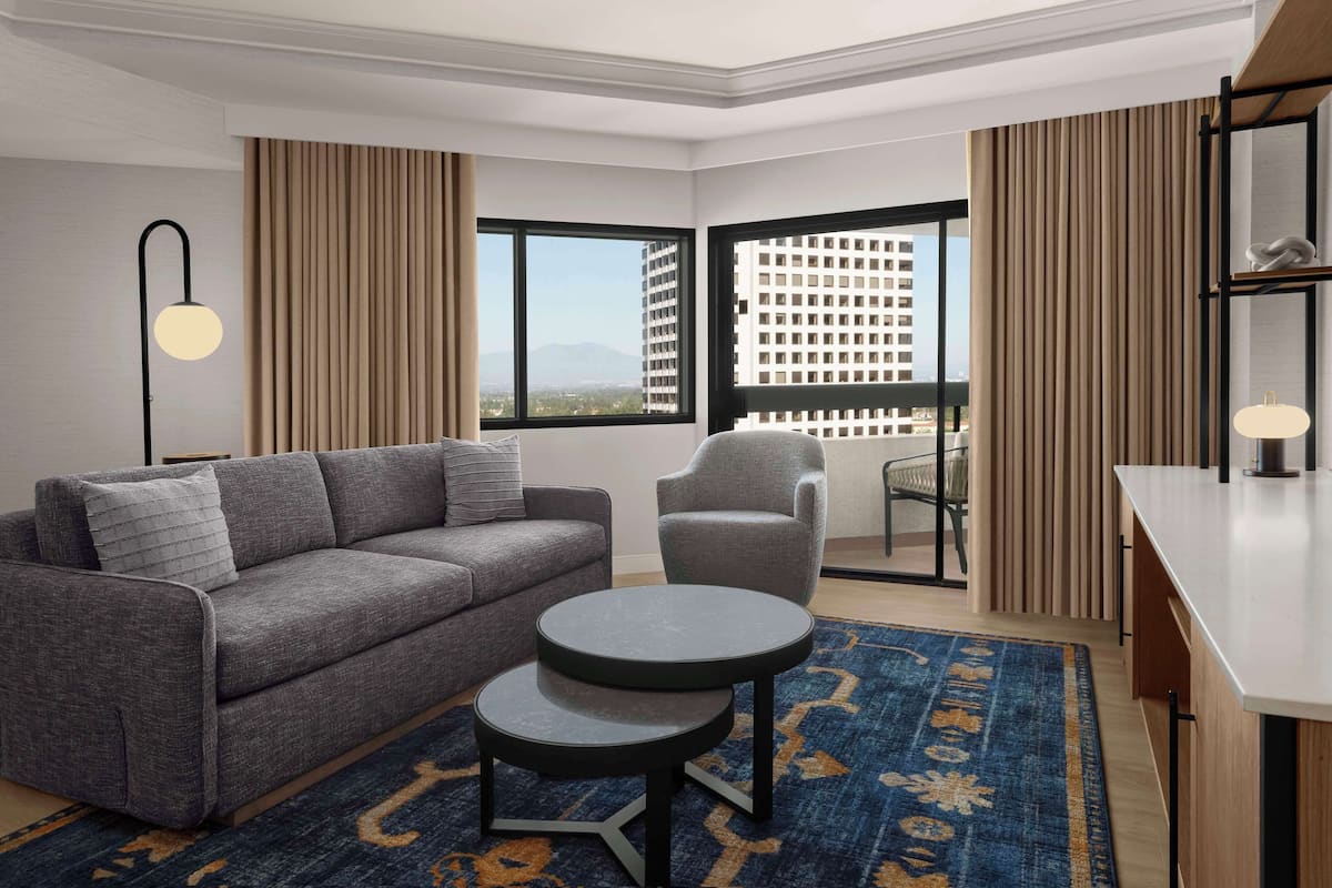 Suite, 1 King Bed with Sofa bed, Corner