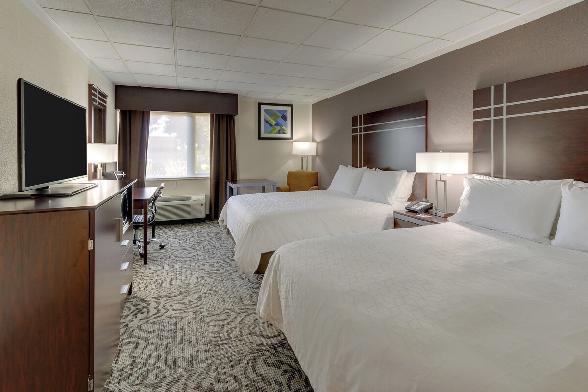 Room, 2 Twin Beds, Accessible (Communications) | Premium bedding, desk, blackout drapes, iron/ironing board