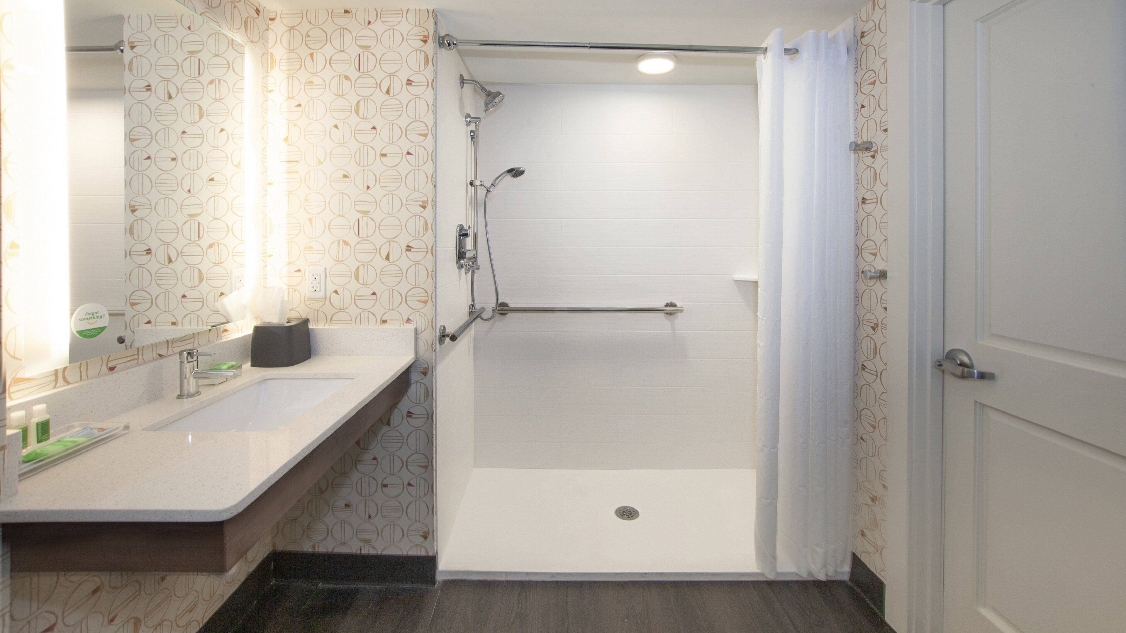 Un baño con ducha, lavabo e inodoro.