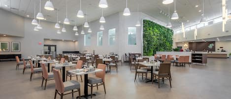 Petit déjeuner et dîner servis sur place, spécialités Cuisine italienne