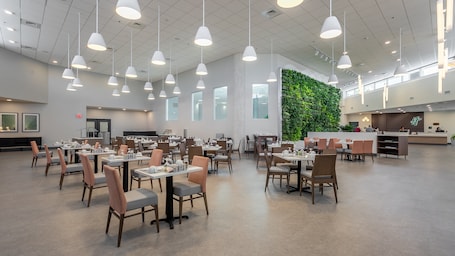 Café da manhã, jantar e brunch aos fins de semana; culinária italiana . Holiday Inn Panama City by IHG