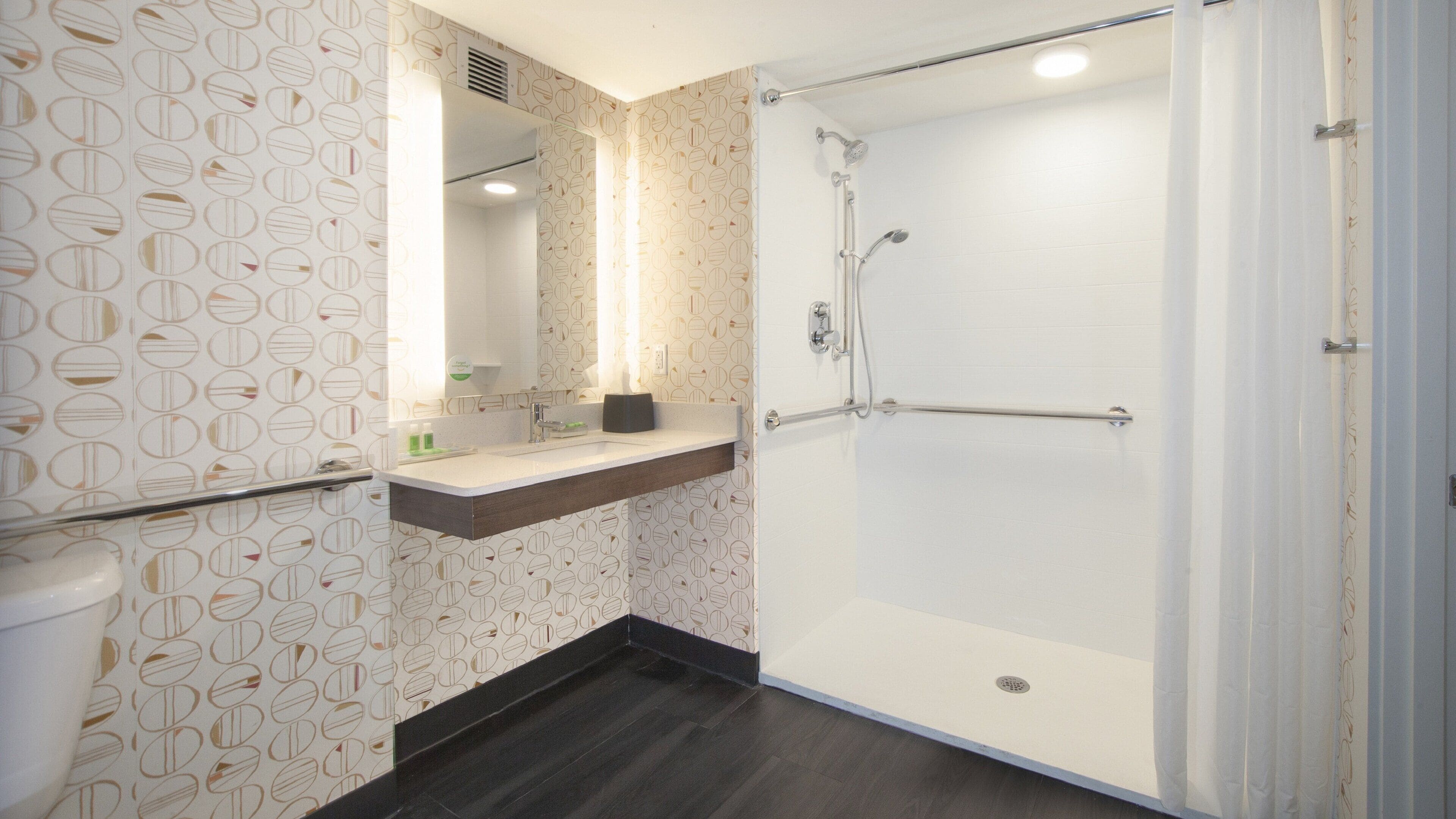 Une salle de bain avec une douche, un lavabo et des toilettes.