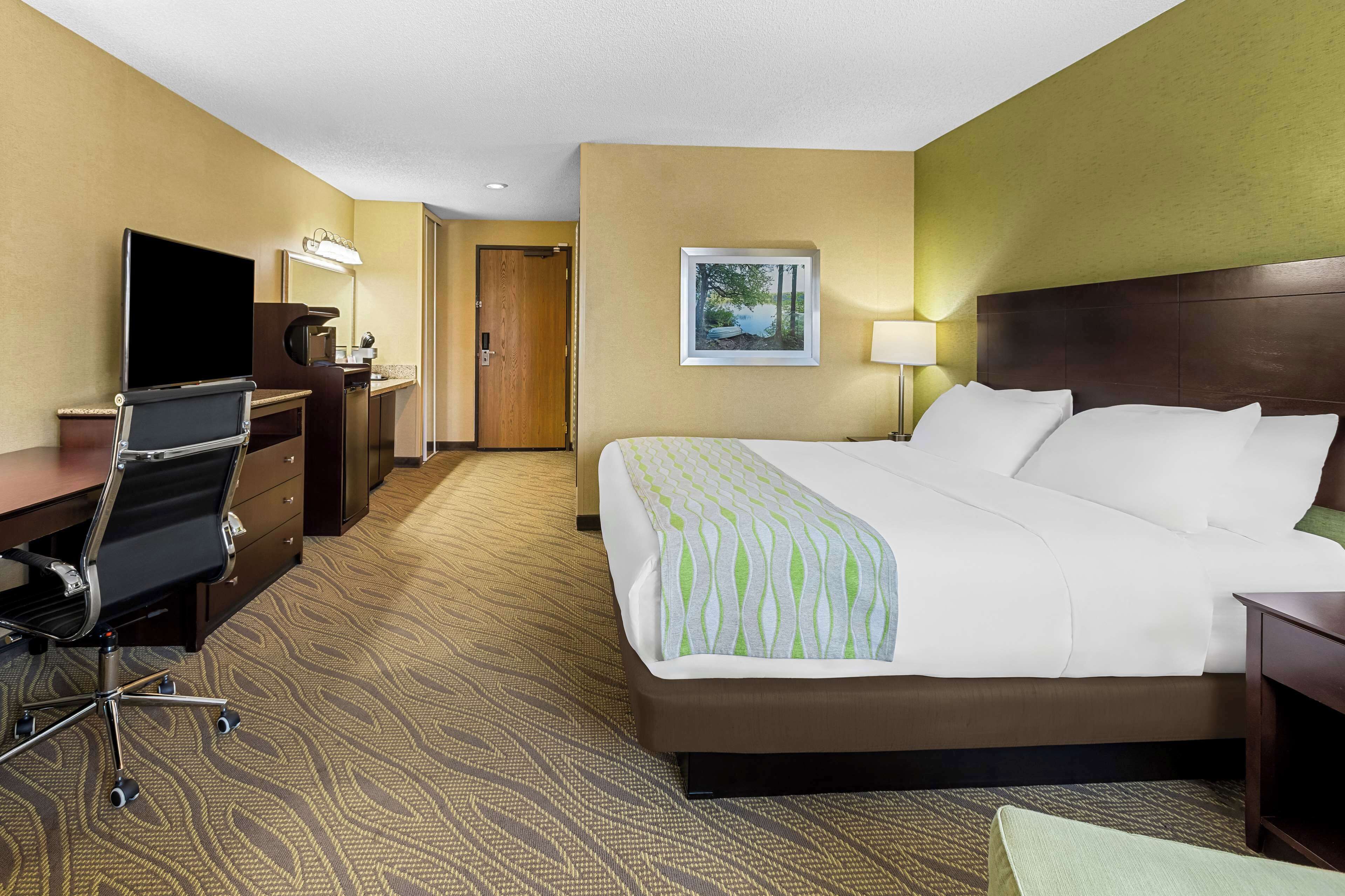 hypo-allergenic bedding, in-room safe, desk, laptop workspace