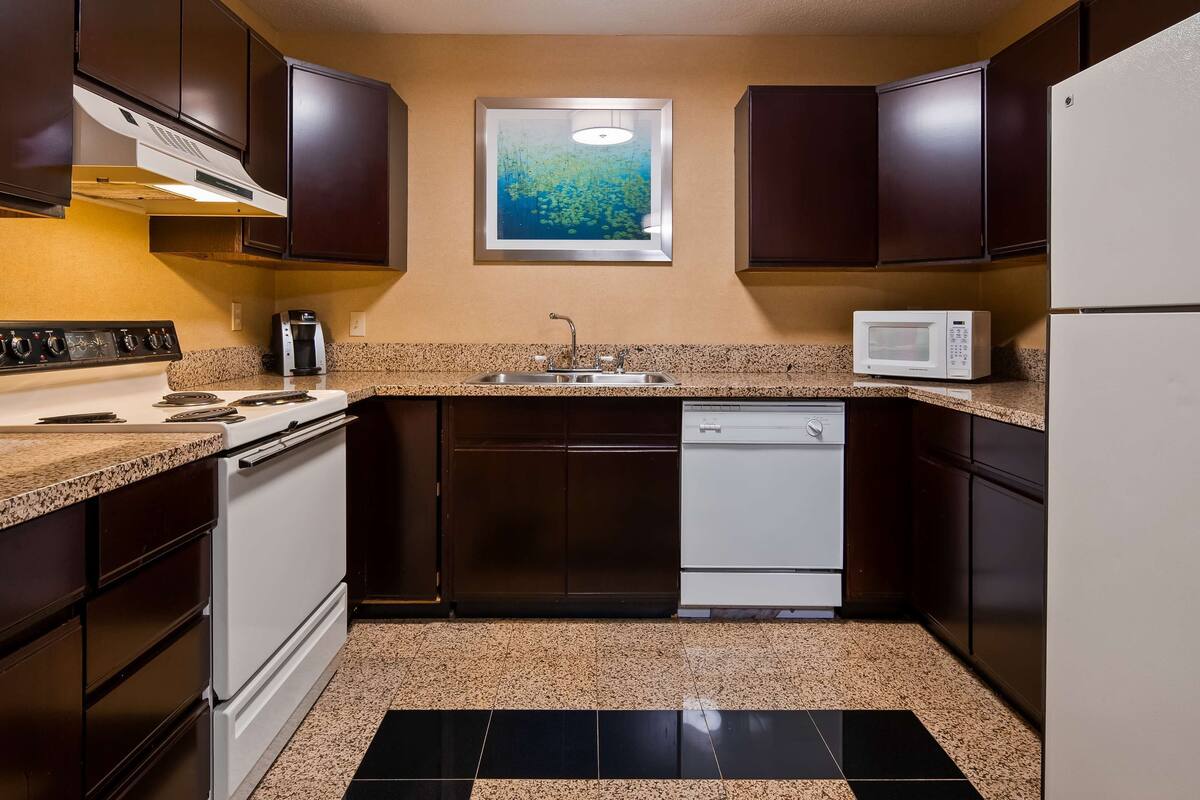 suite, multiple beds, non smoking, kitchen | private kitchenette | fridge, microwave, coffee/tea maker, eco-friendly cleaning products