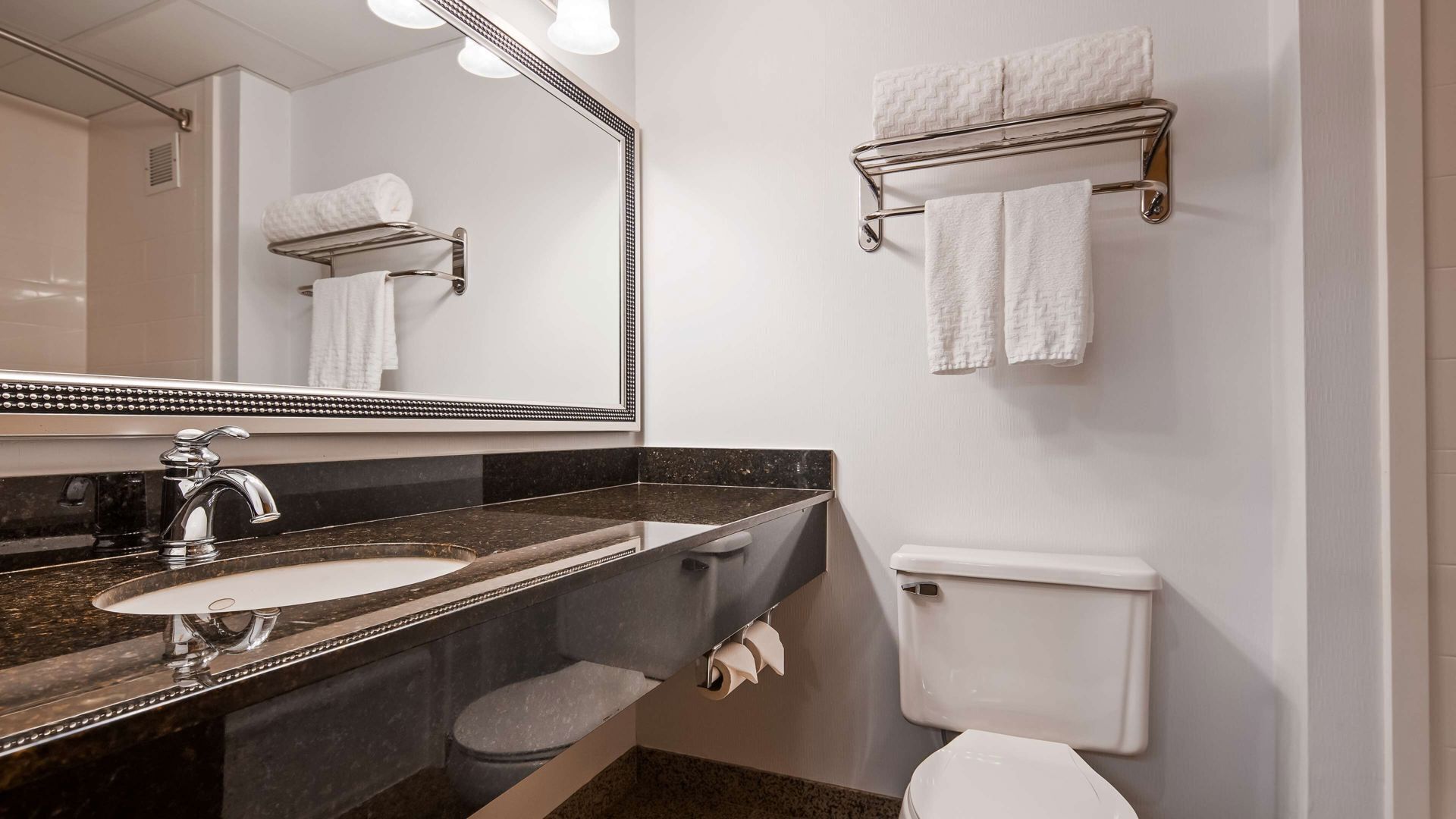 Baño | Tina con regadera, amenidades de baño ecológicas, secadora de cabello 