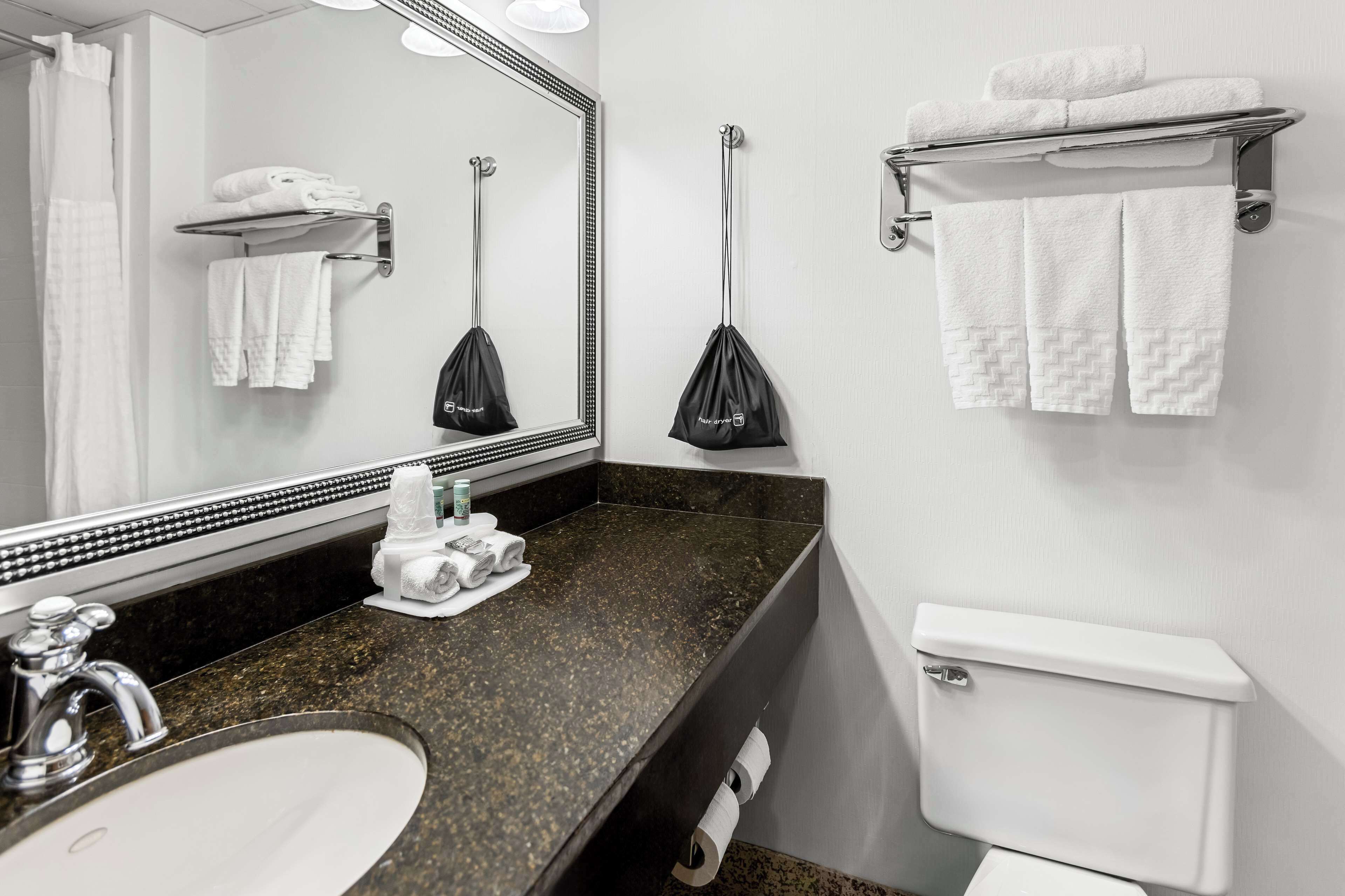 combined shower/bathtub, eco-friendly toiletries, hair dryer, towels