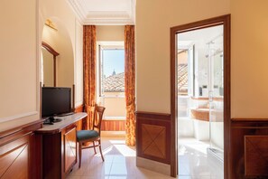 Doppia Superior | Minibar, una cassaforte in camera, una scrivania, tende oscuranti