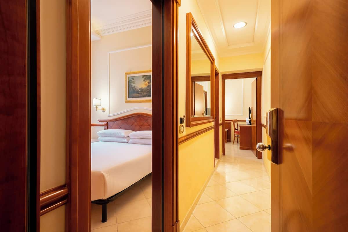 2 bedrooms, minibar, in-room safe, desk