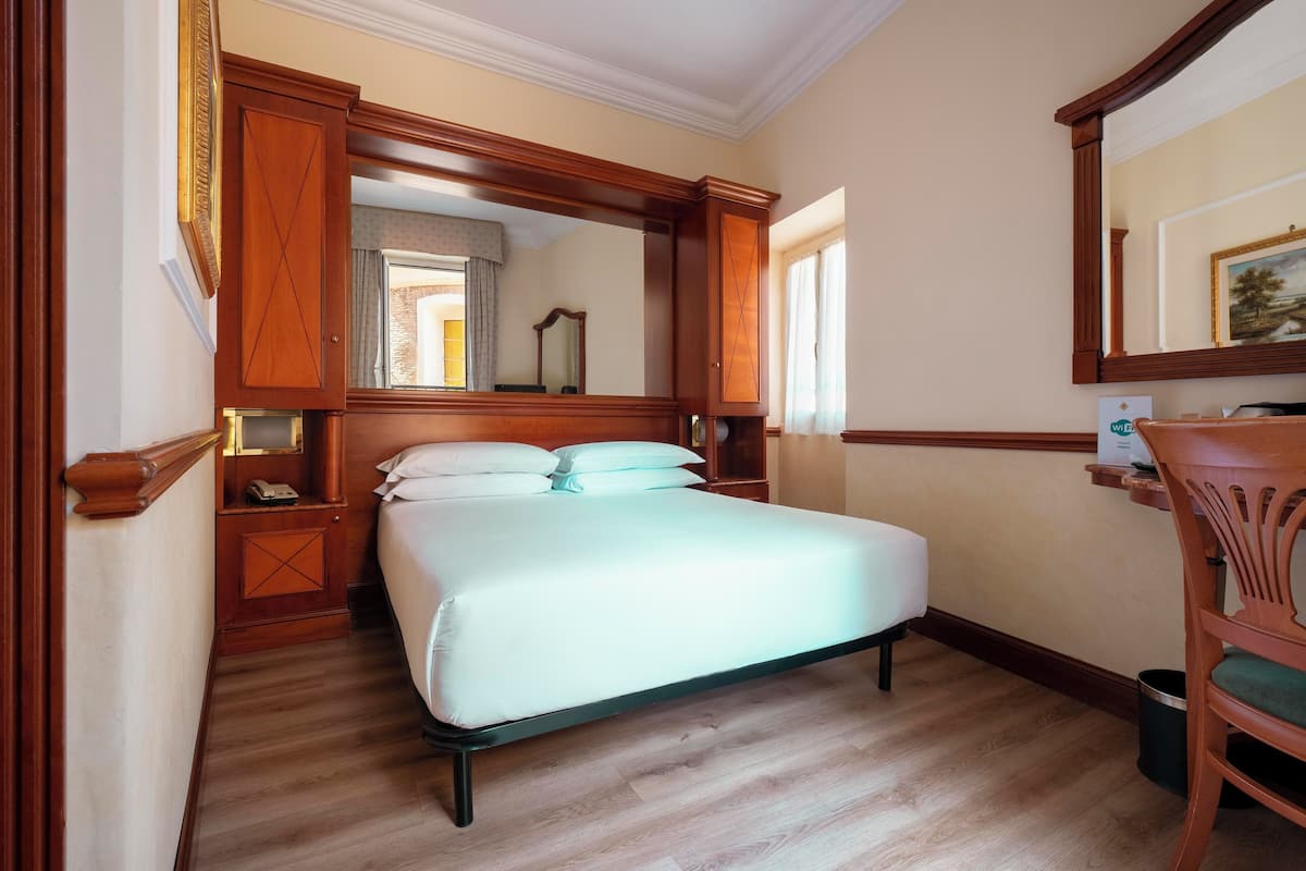 2 bedrooms, minibar, in-room safe, desk