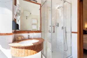 Superior Double Room | Bathroom | Eco-friendly toiletries, hair dryer, bidet, towels - Hotel Hiberia (Rome)