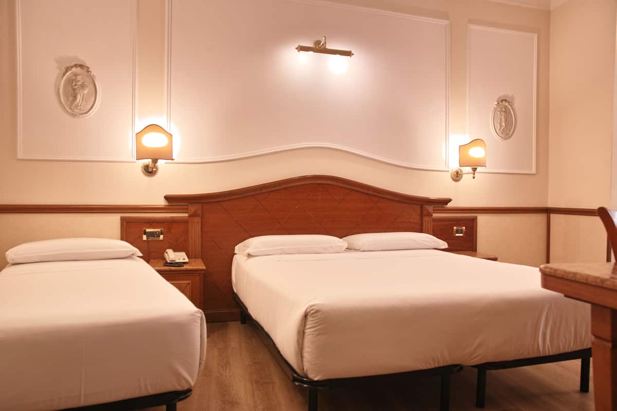 2 bedrooms, minibar, in-room safe, desk