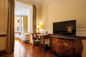Suite | Minibar, coffre-fort, bureau, rideaux d’obscurcissement