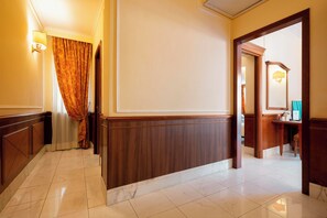 2 habitaciones, minibar y caja de seguridad en la habitación