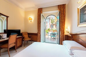 Suite, terrasse | Minibar, coffre-fort, bureau, rideaux d’obscurcissement