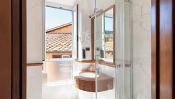 Superior-Doppelzimmer | Badezimmer | Umweltfreundliche Kosmetikartikel, Haartrockner, Bidet, Handtücher