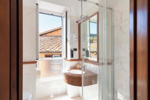 Chambre supérieure double | Salle de bain | Articles de toilette écologiques, séchoir à cheveux, bidet