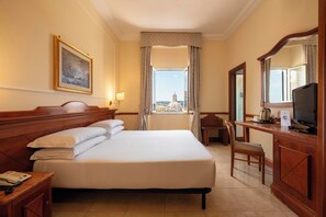 Camera con letto matrimoniale o 2 letti singoli, vista città | Minibar, una cassaforte in camera, una scrivania, tende oscuranti