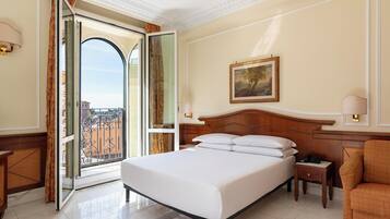 Habitación cuádruple clásica | Minibar, caja de seguridad en la habitación y escritorio