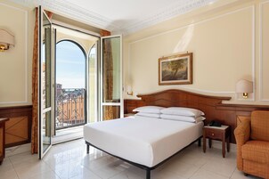 Quarto quádruplo clássico | Frigobar, cofres nos quartos, escrivaninha, cortinas blackout