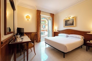 Suite, Terrace | Minibar, in-room safe, desk, blackout drapes - Hotel Hiberia (Rome)