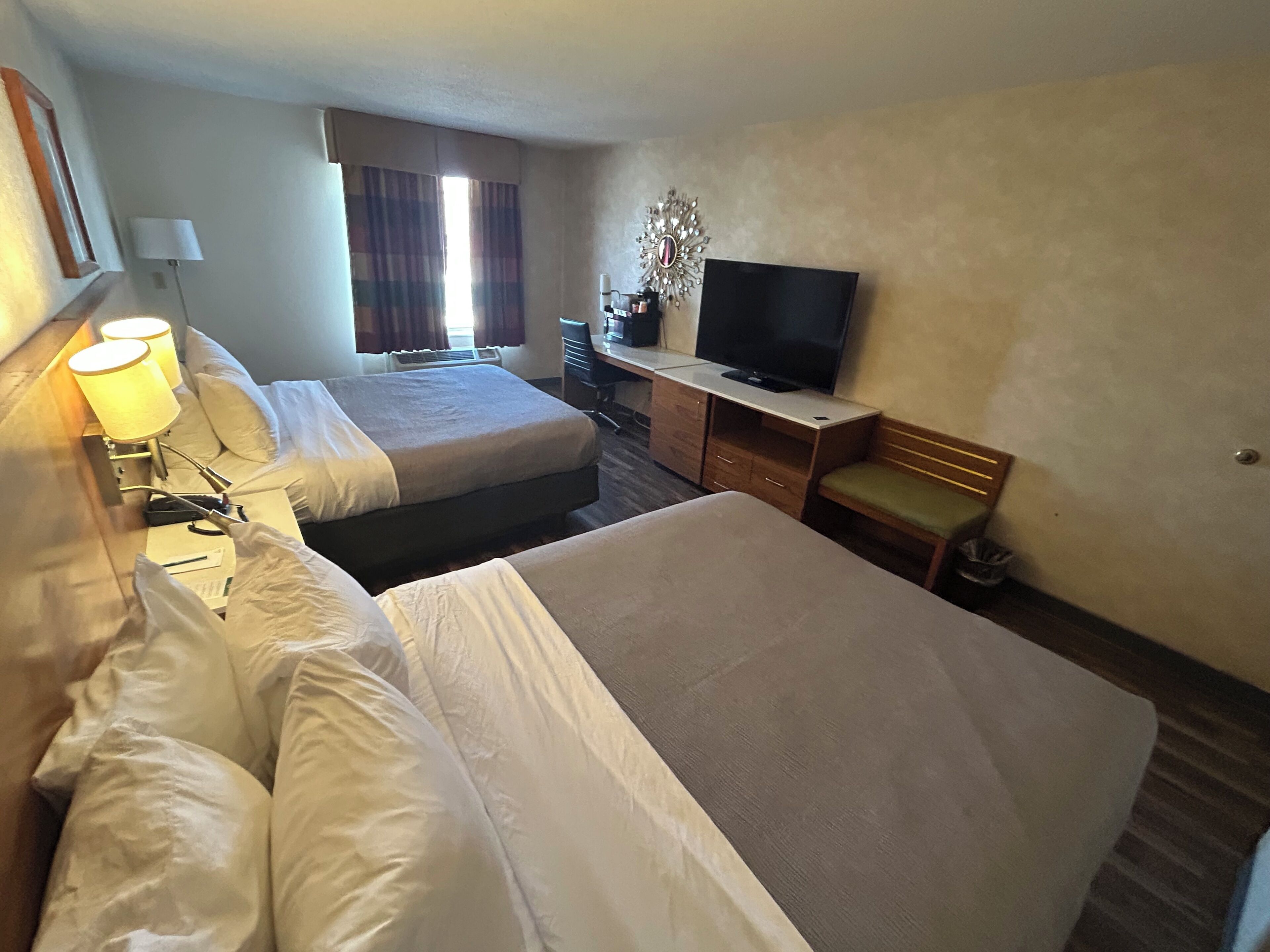 Ropa de cama de alta calidad, escritorio y cortinas blackout 