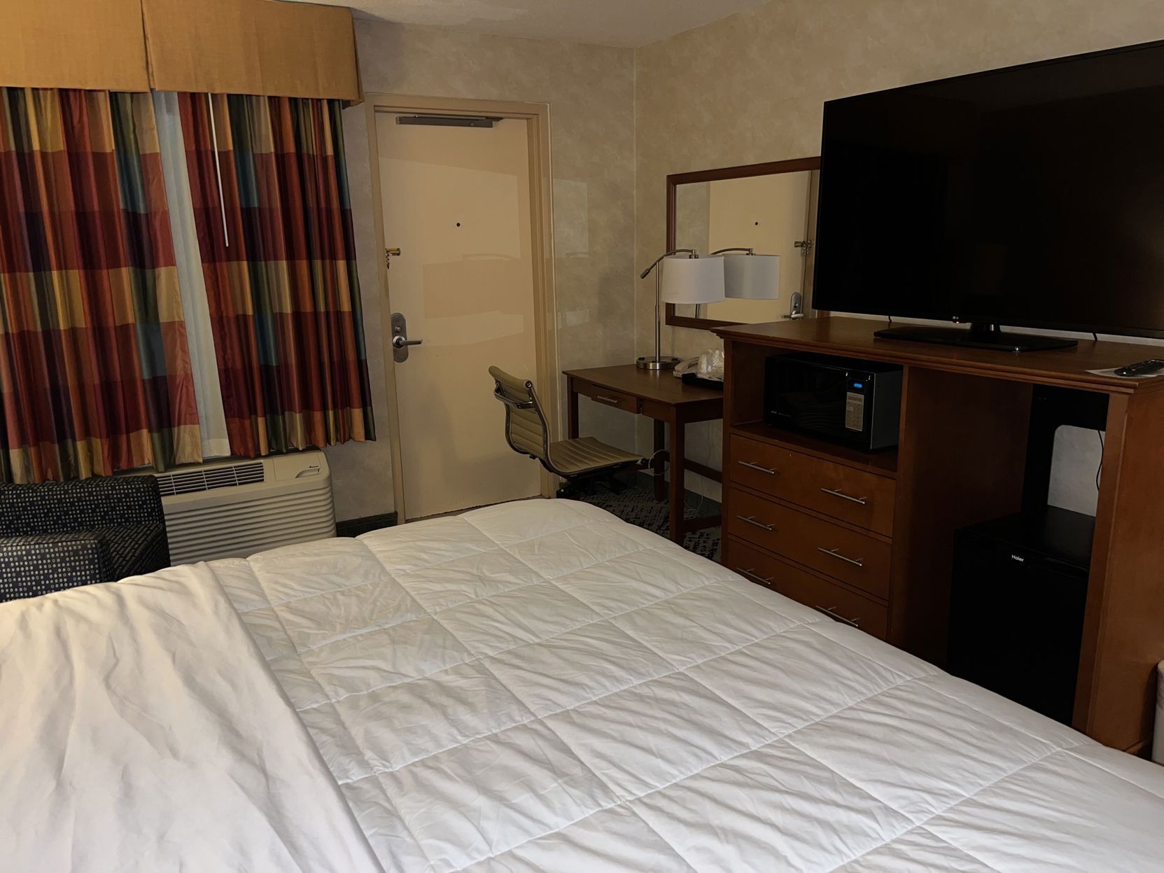 أغطية فراش متميزة ومكتب وستائر تعتيم ومكواة/لوح كي