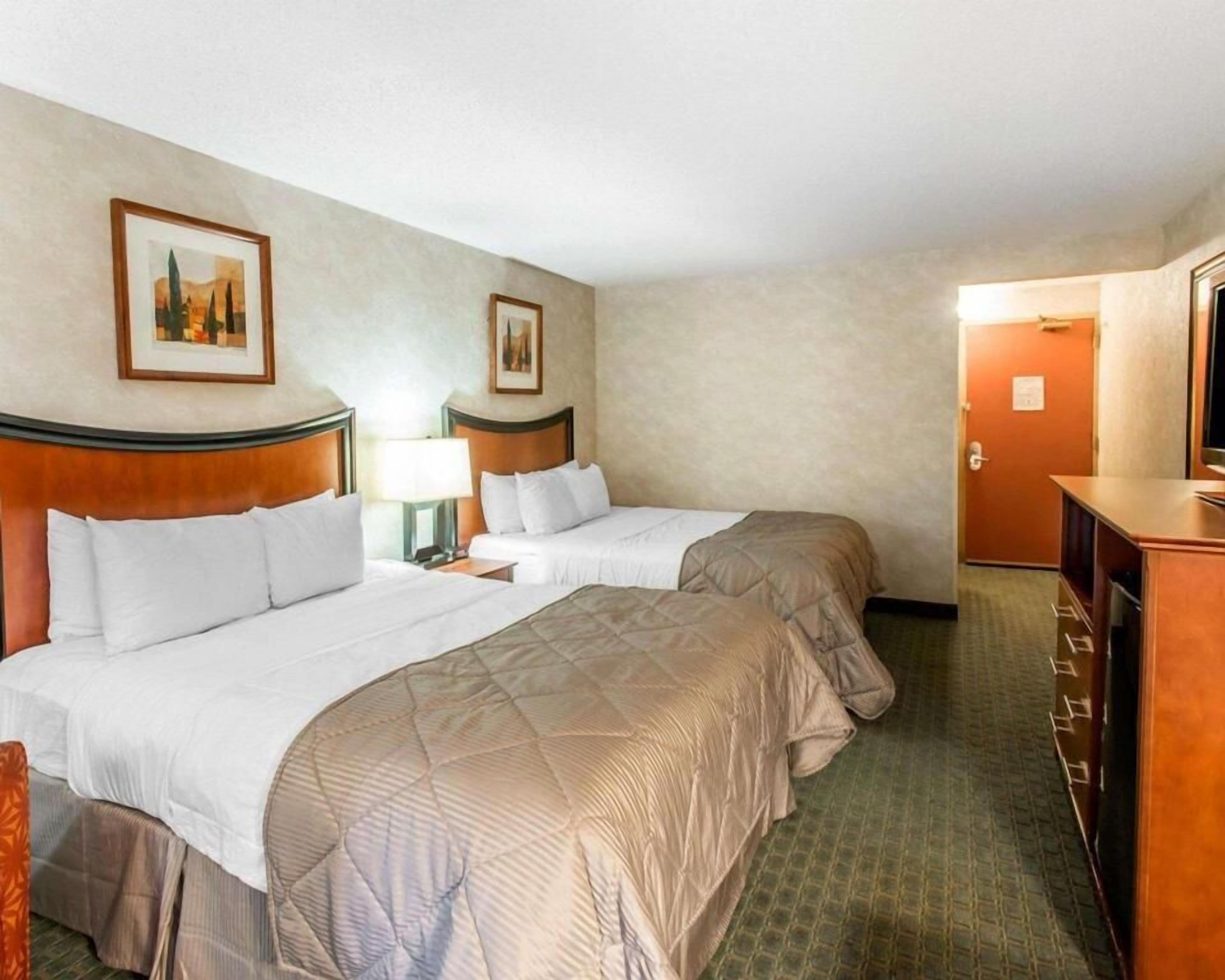 أغطية فراش متميزة ومكتب وستائر تعتيم ومكواة/لوح كي