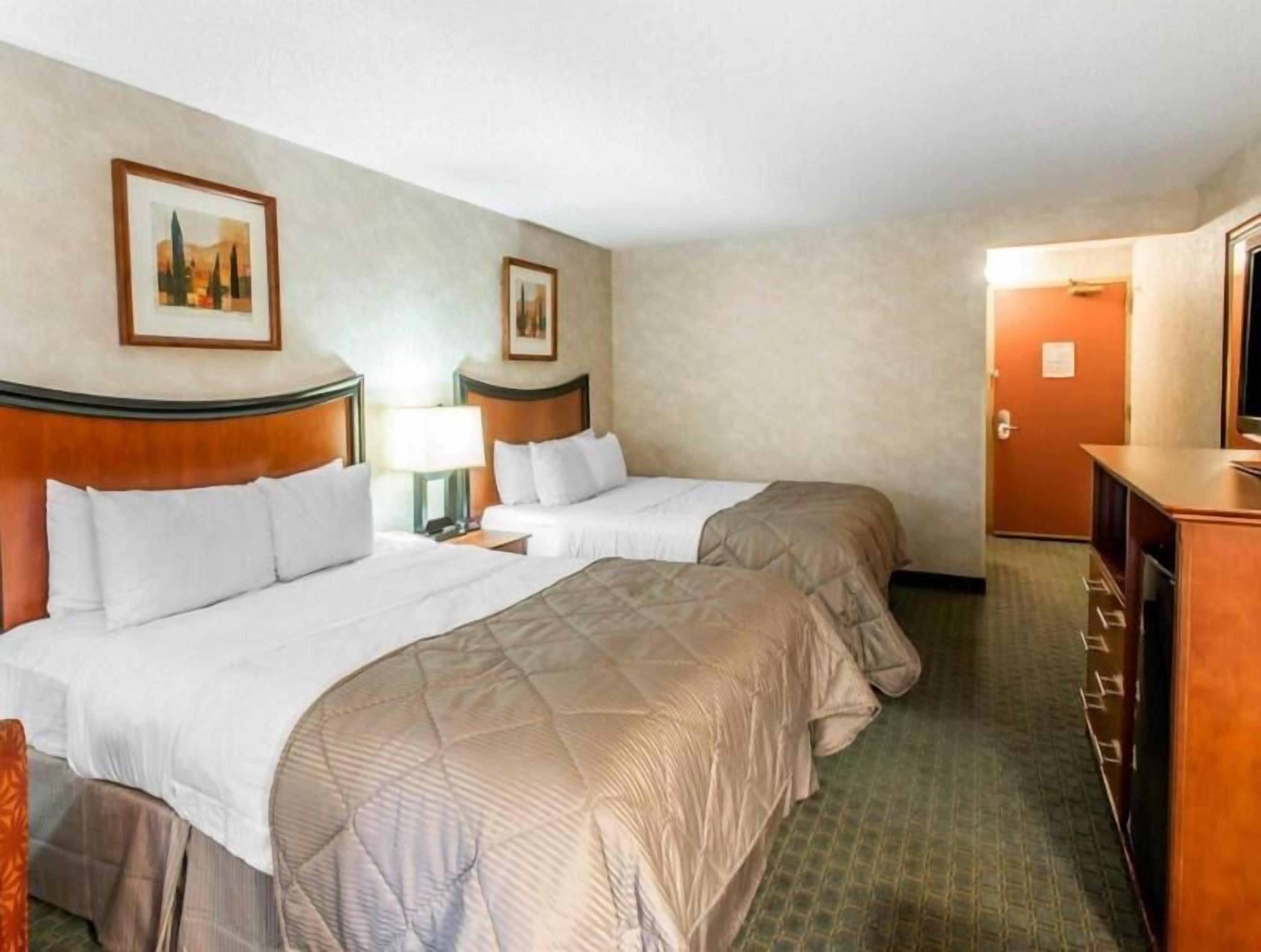 أغطية فراش متميزة ومكتب وستائر تعتيم ومكواة/لوح كي