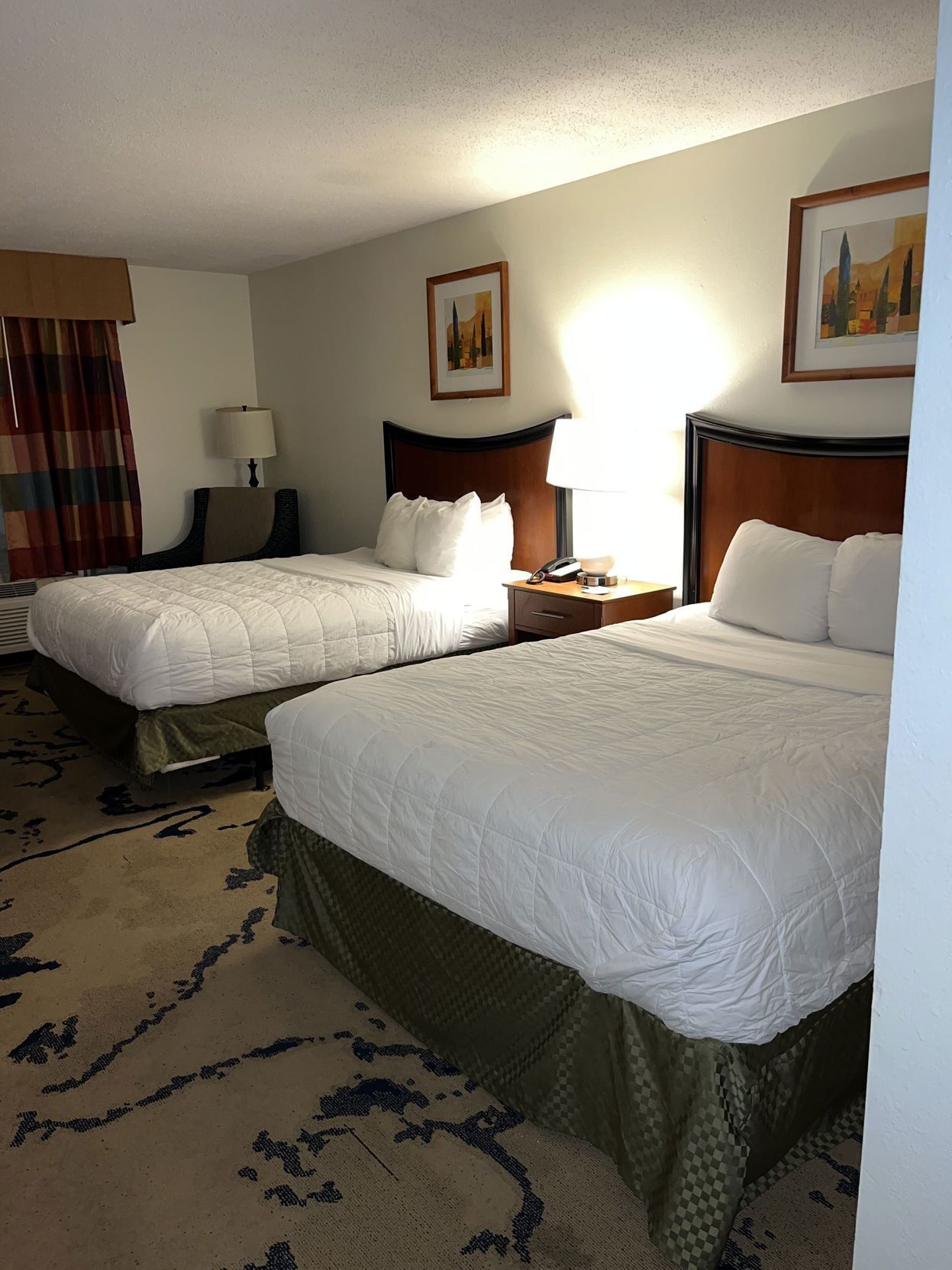 أغطية فراش متميزة ومكتب وستائر تعتيم ومكواة/لوح كي