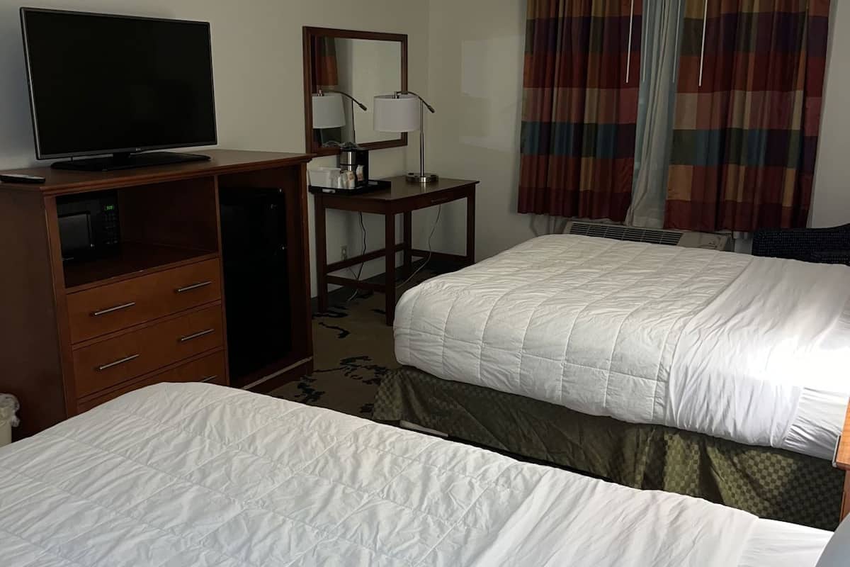 أغطية فراش متميزة ومكتب وستائر تعتيم ومكواة/لوح كي