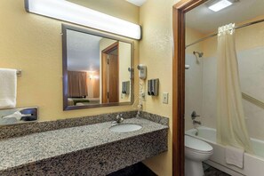 Cortinas blackout, tabla de planchar con plancha y wifi gratis 