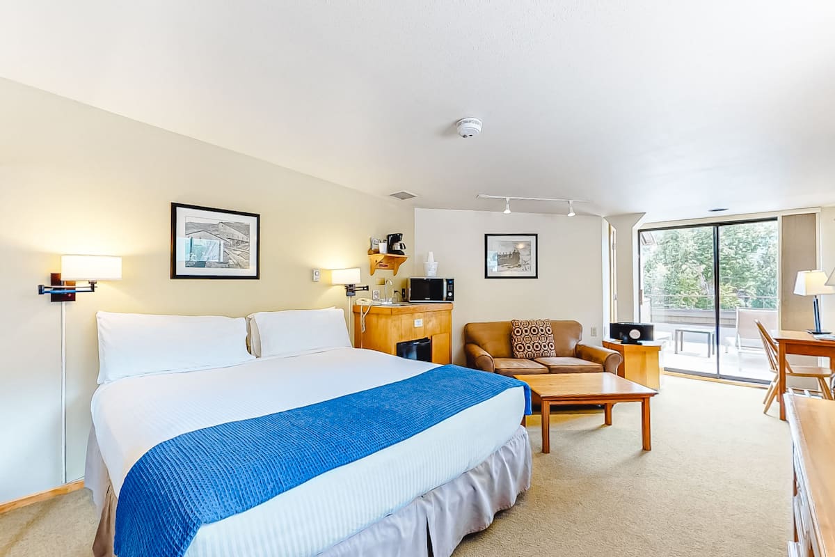 Room (Deluxe, Balcony) | 1 bedroom, in-room safe, laptop workspace, iron/ironing board