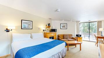 Room (Deluxe, Balcony) | 1 bedroom, in-room safe, laptop workspace, iron/ironing board