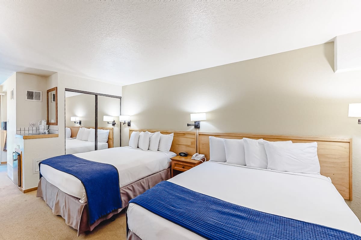 Room (Deluxe Queen) | 1 bedroom, in-room safe, laptop workspace, iron/ironing board