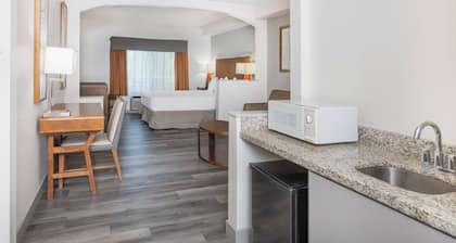 Ramada by Wyndham Bakersfield North