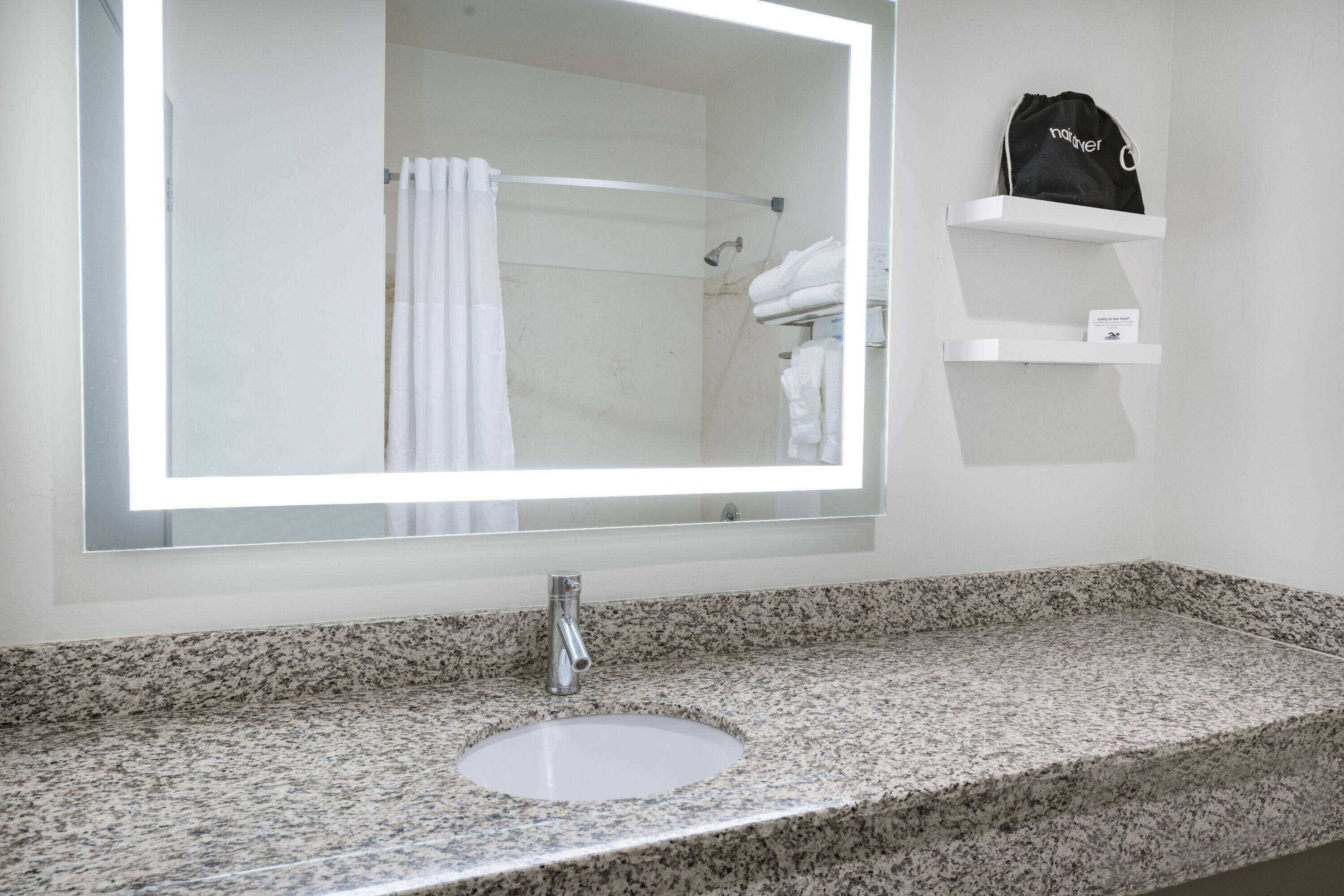 Photo - Ramada by Wyndham Bakersfield