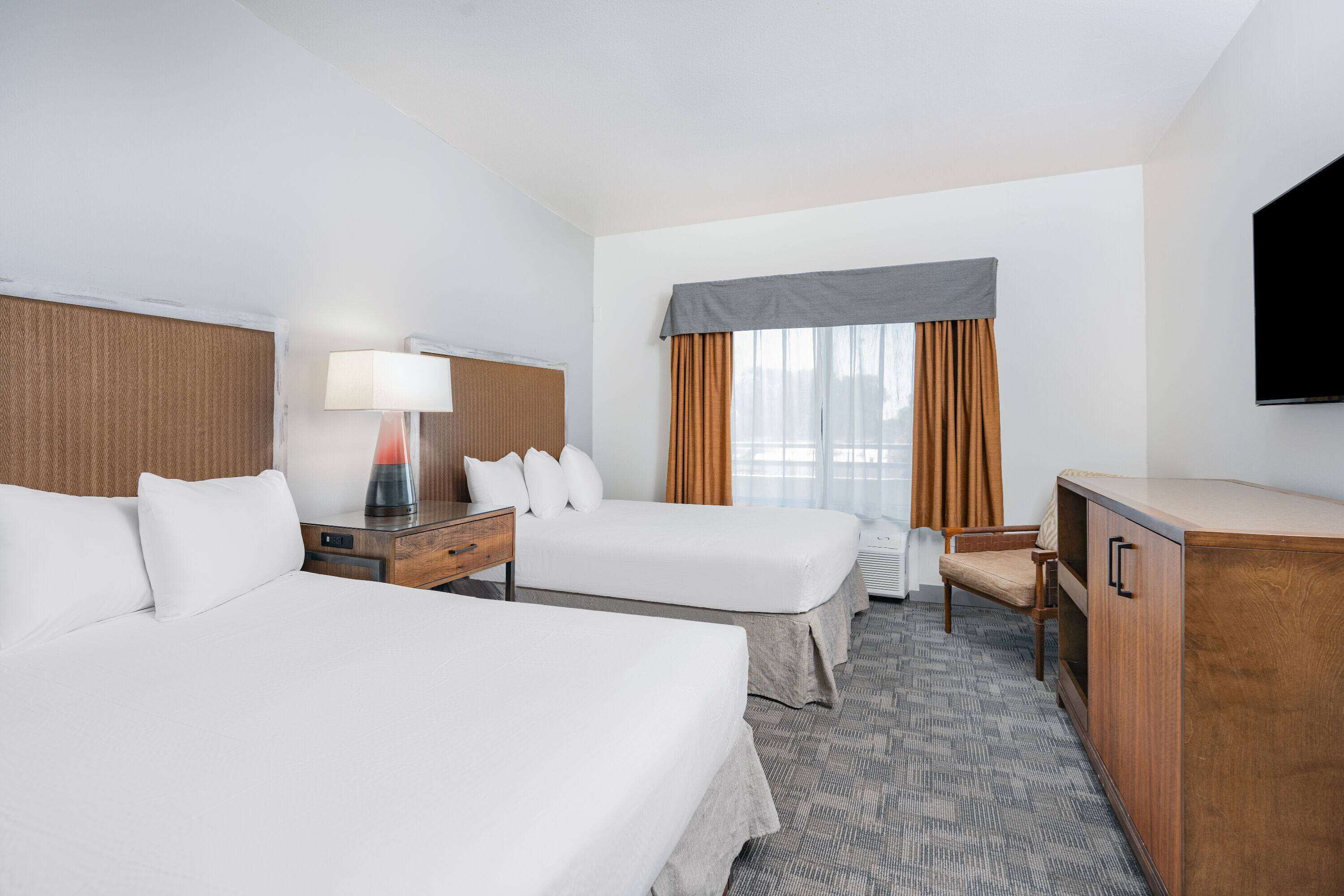 Photo - Ramada by Wyndham Bakersfield