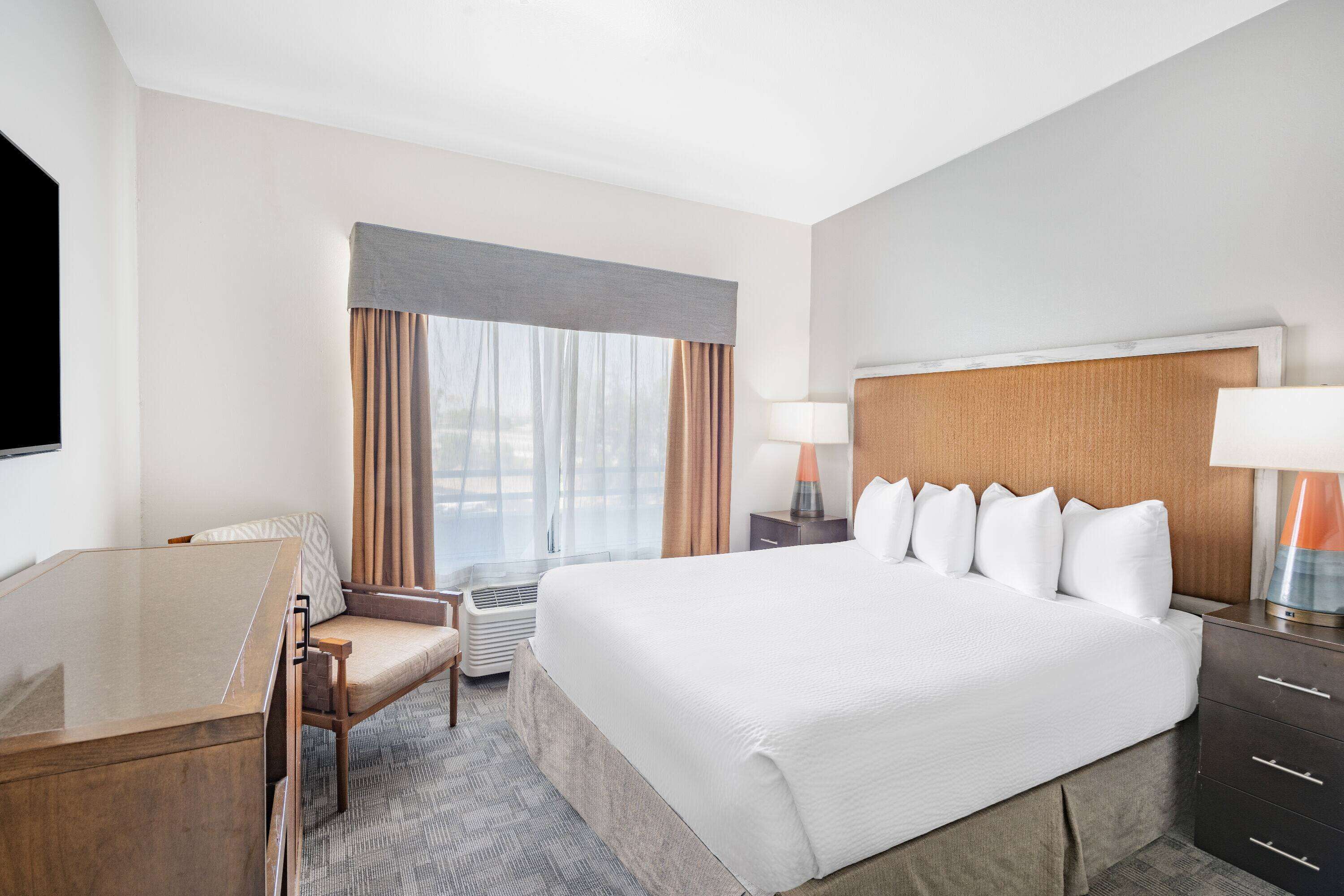 Photo - Ramada by Wyndham Bakersfield