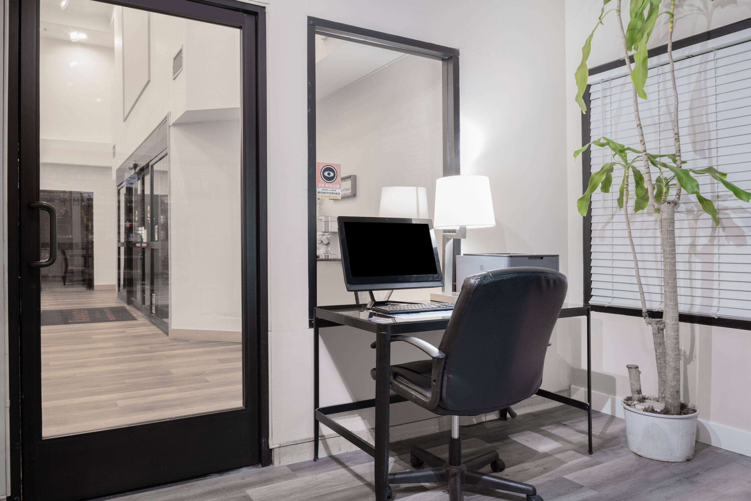 Photo - Ramada by Wyndham Bakersfield