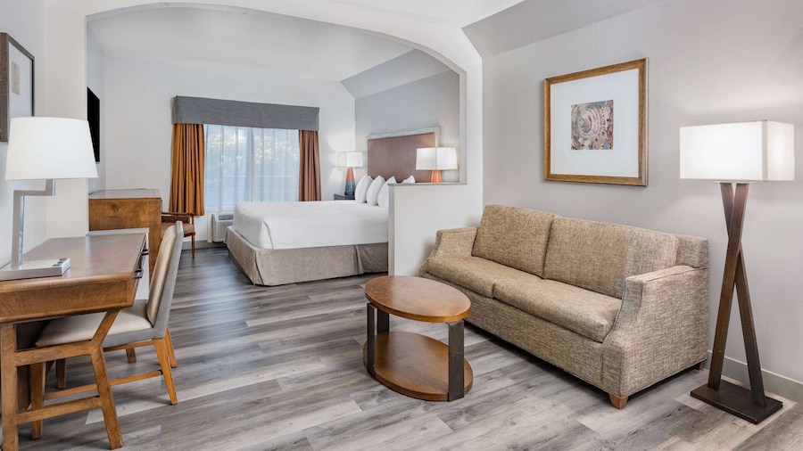 Ramada by Wyndham Bakersfield North