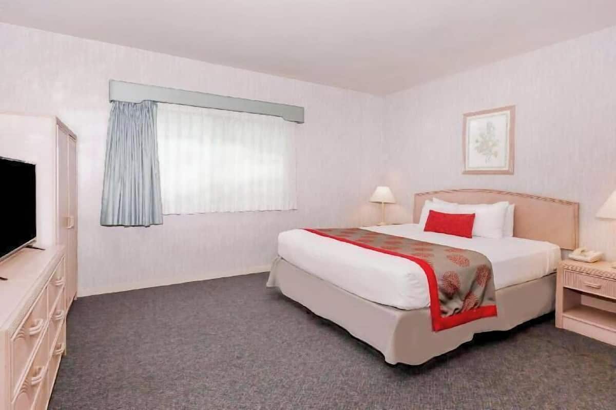 객실 내 금고, 책상, 노트북 작업 공간, 암막 커튼