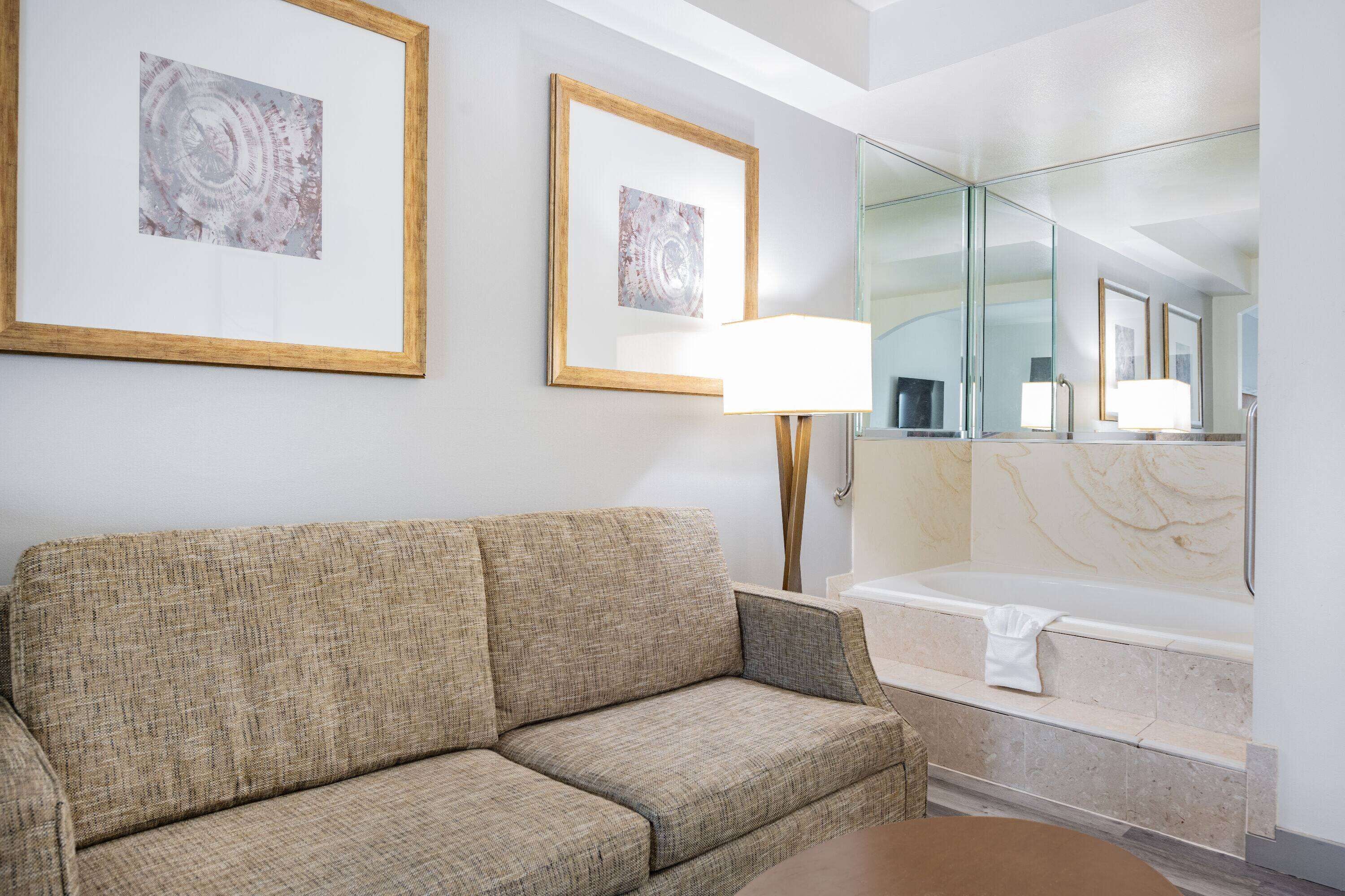 Photo - Ramada by Wyndham Bakersfield