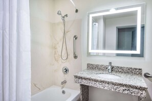 Habitación, 1 cama de matrimonio grande, accesible para personas con discapacidad (Mobility/Hearing) | Baño accesible en silla de ruedas