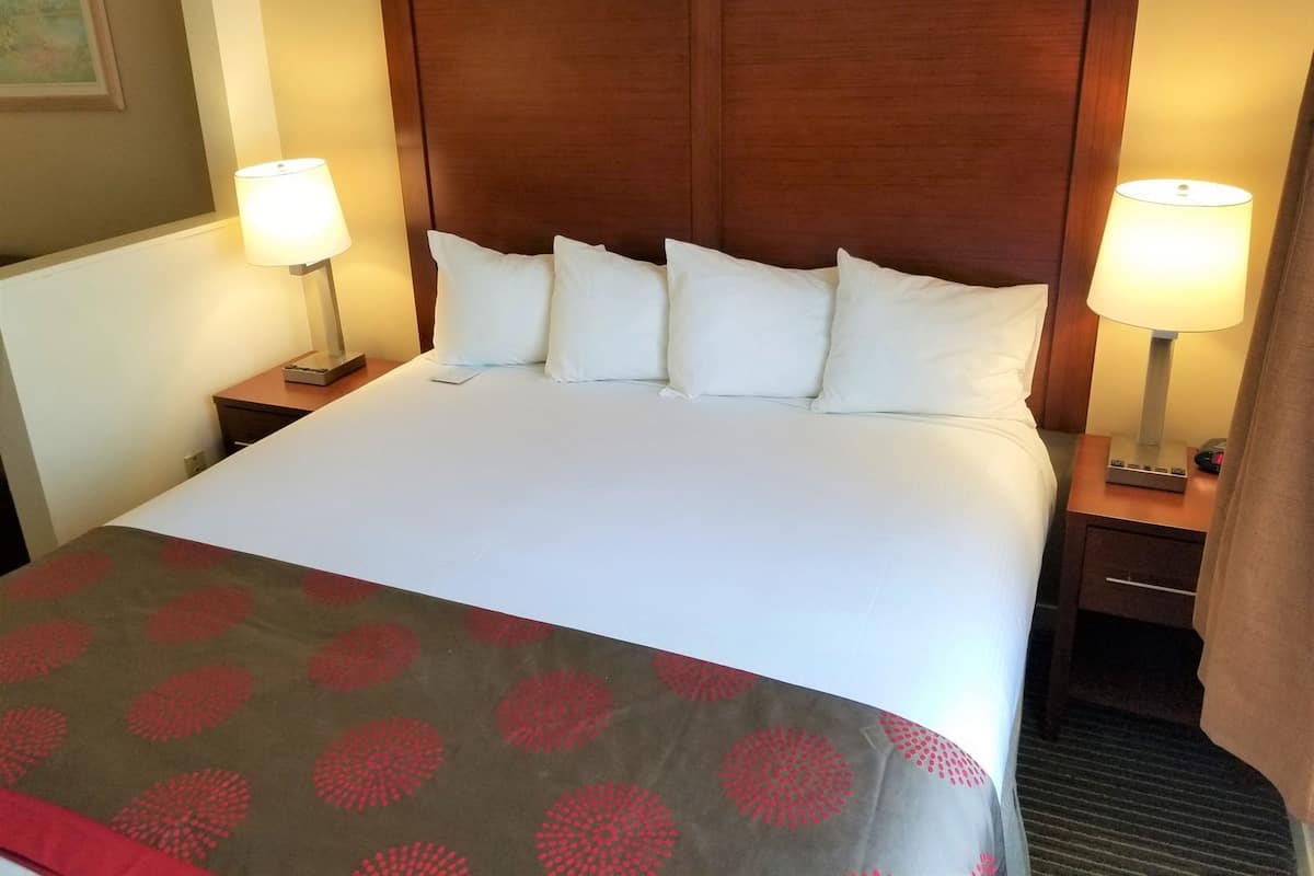 객실 내 금고, 책상, 노트북 작업 공간, 암막 커튼