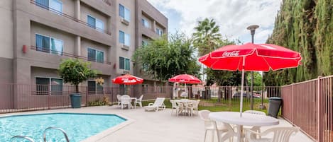 Utomhuspool, parasoller och solstolar